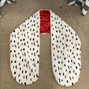 Dalmation stole, red gloves, pearls